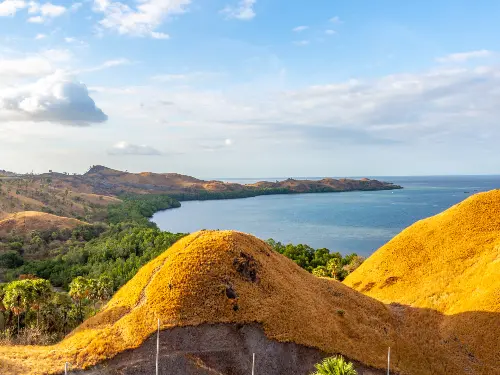 labuan-bajo-vista Sweeping coastal views of Komodo National Park's pristine bays and beaches, prime locations for liveaboard diving expeditions