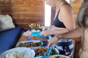 biru-asmara-guests-eating