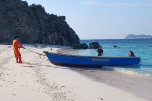 biru-asmara-on-beach